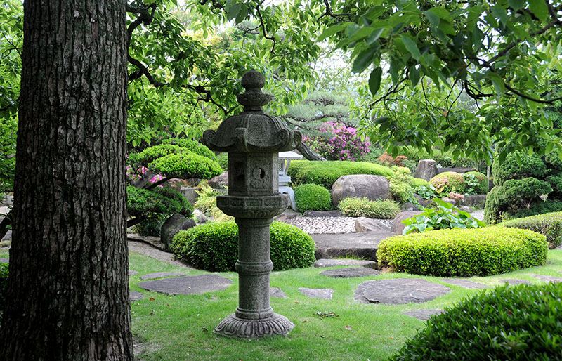 石灯籠越しの庭園